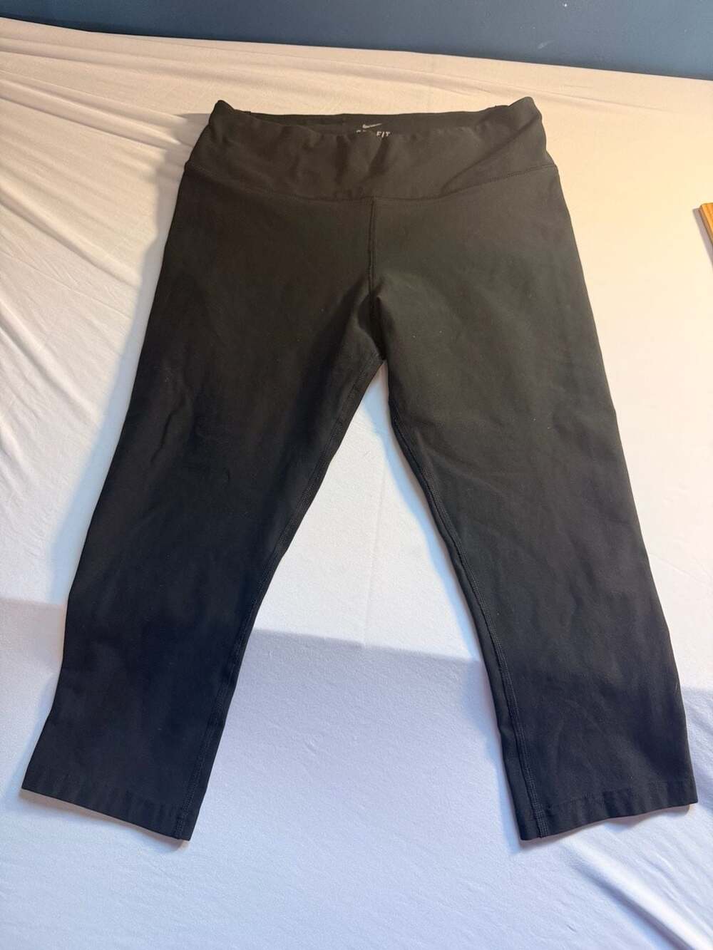 Nike Dri-FIT Legend Women's Mid-Rise Cropped Training Leggings